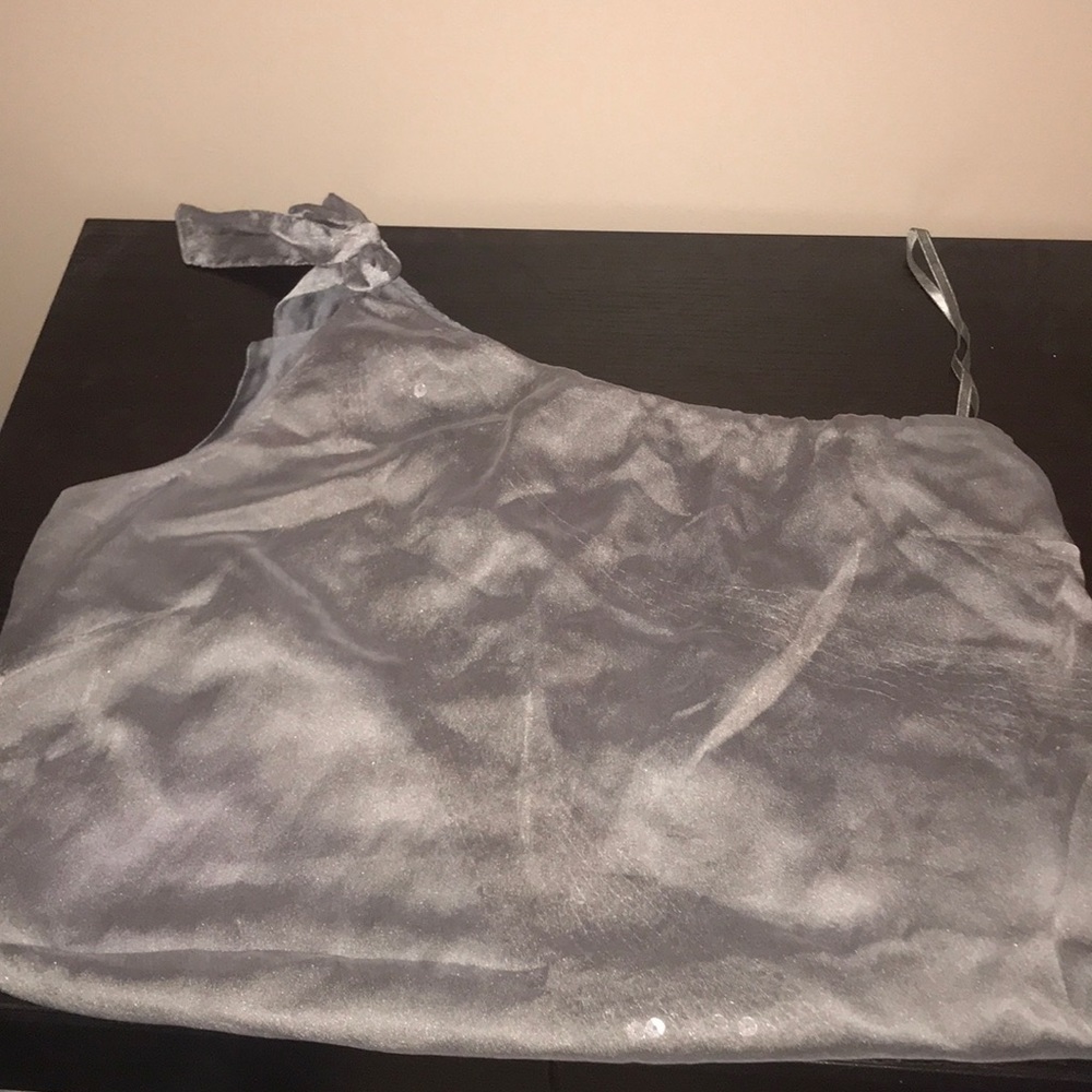 The limited size medium top